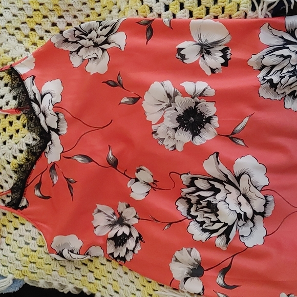 Lingerie - Picture 2 of 3